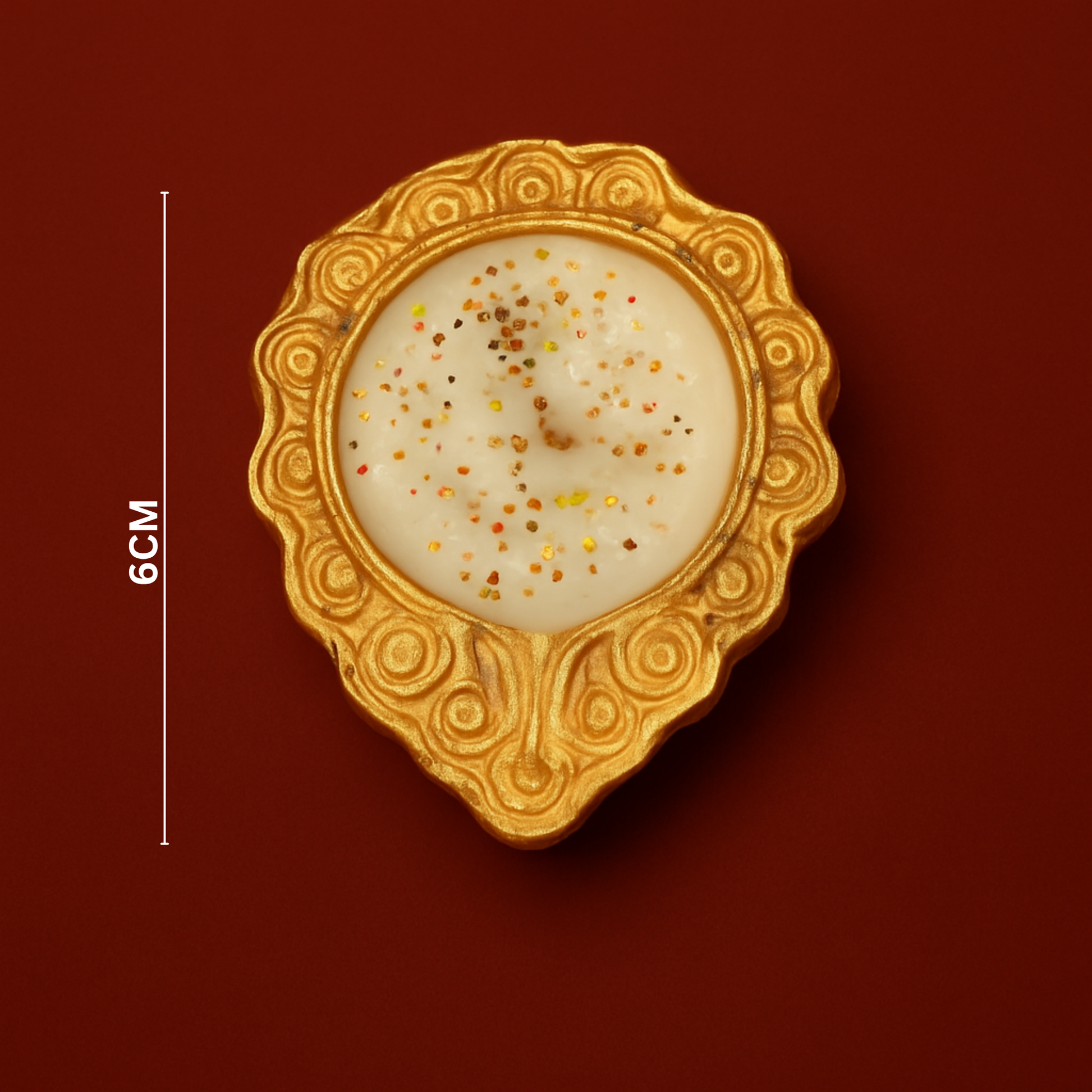 Decorative candle with gold holder on a red background, showing measurement of 6cm.